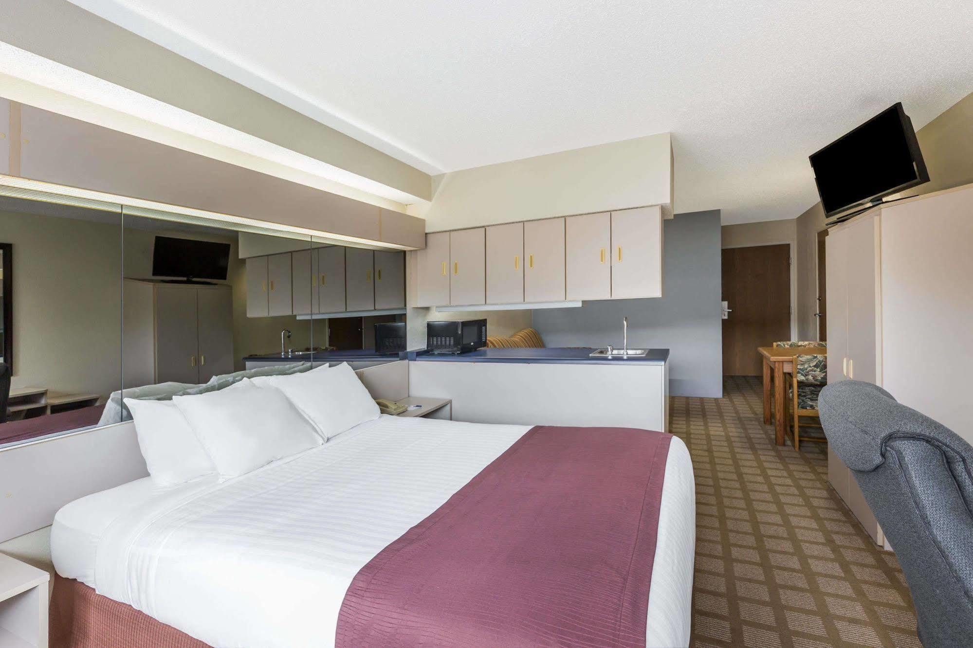 Microtel & By Wyndham 2*